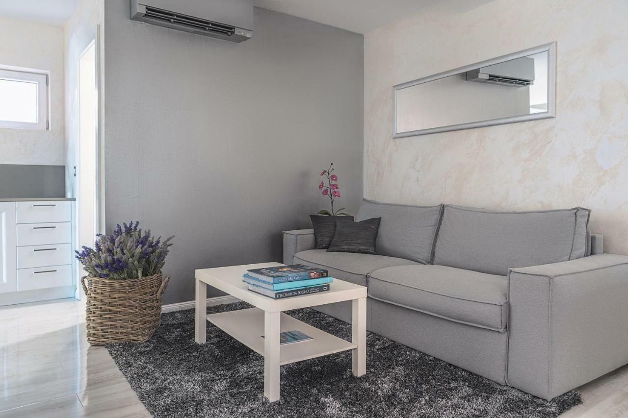 Royal View Apartment โรวีน ภายนอก รูปภาพ