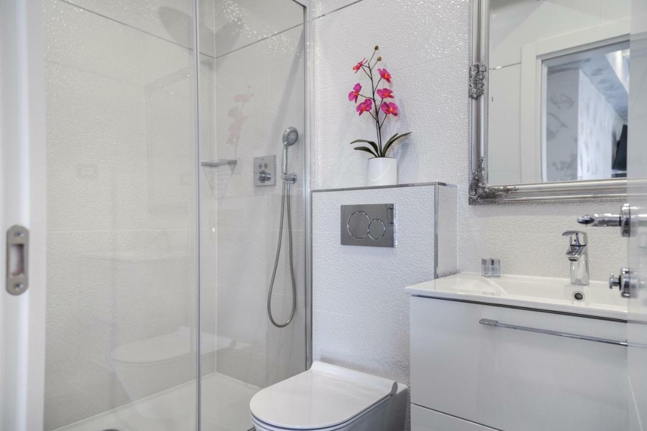 Royal View Apartment โรวีน ภายนอก รูปภาพ
